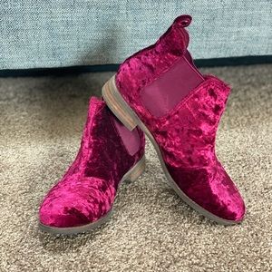 NWOT TOMS VELVET BOOTIE